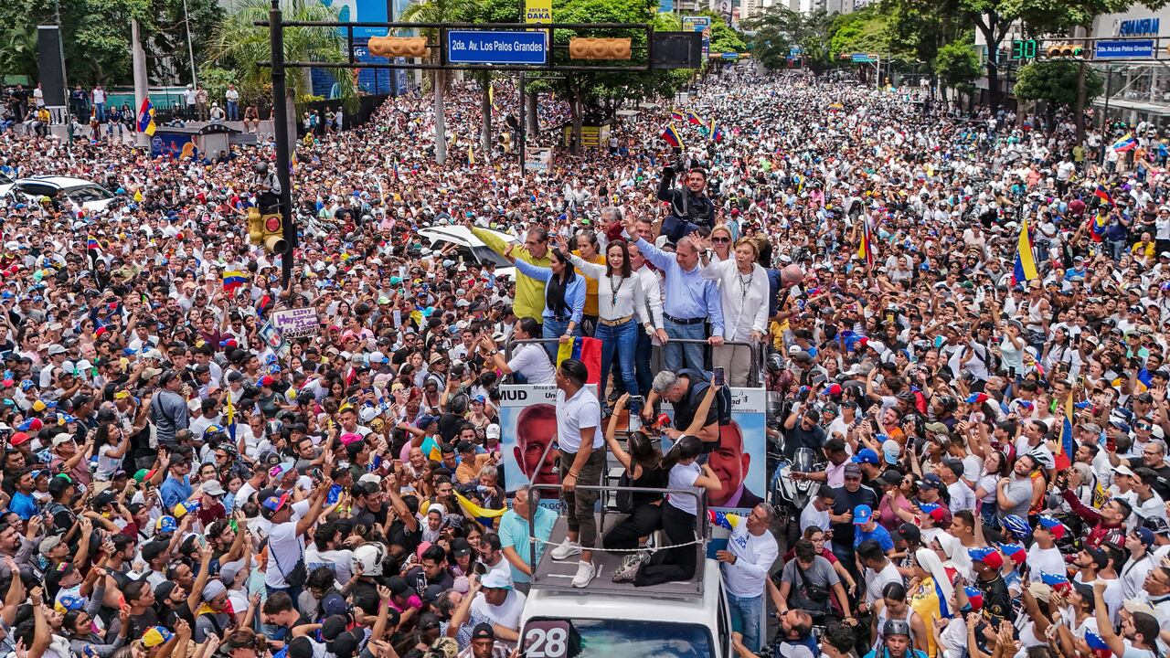 La líder opositora María Corina Machado y el candidato opositor Edmundo González viajan encima de un camión durante una protesta contra los resultados oficiales de las elecciones presidenciales que declararon ganador al presidente Nicolás Maduro en Caracas, Venezuela, el martes 30 de julio de 2024. (AP Foto/Matías Delacroix)