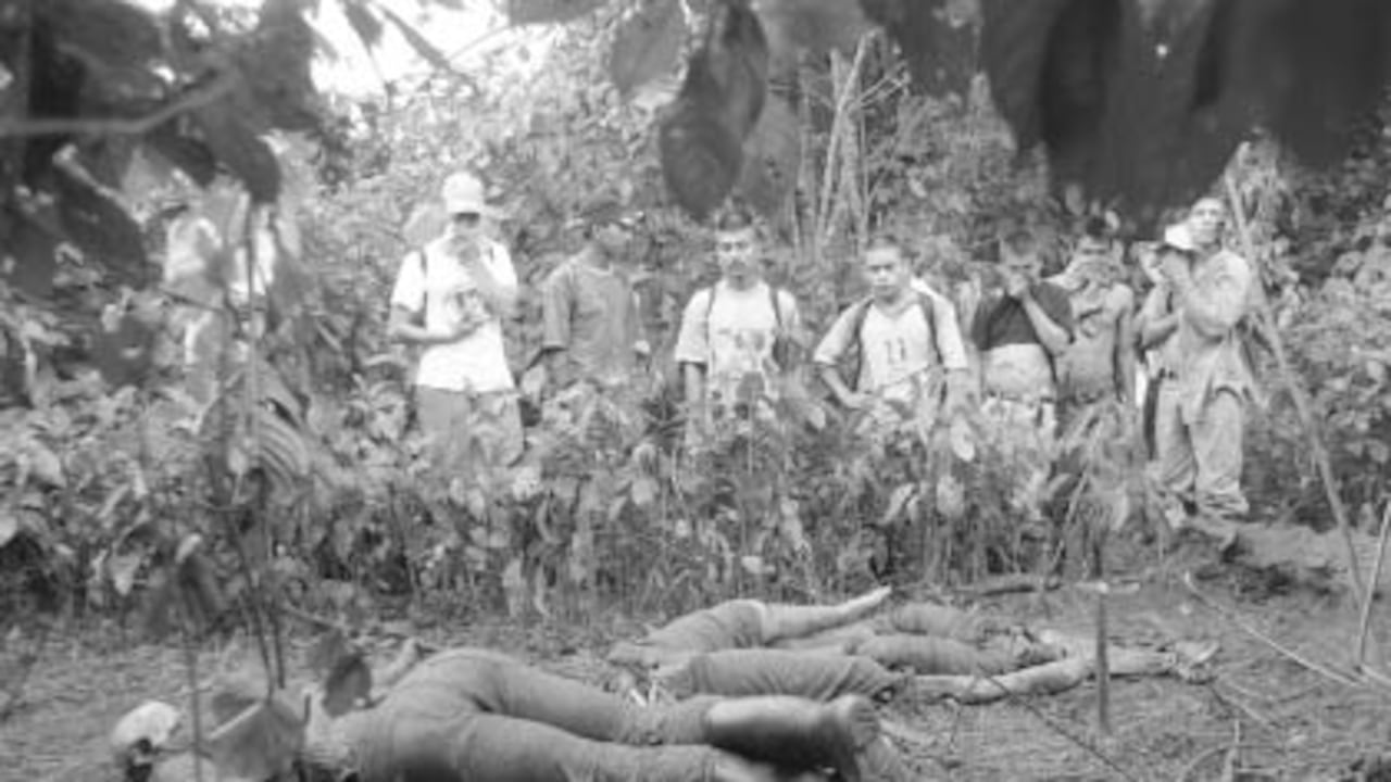 La masacre de San José de Apartadó estremeció al país, especialmente por los niños que fueron asesinados. Cuando ocurrió, el gobierno cerró filas en defensa de los militares y hubo muchos intentos de desviar a la justicia. Actitud que contrasta con la que el año pasado tomó el gobierno con los falsos positivos, cuando destituyó a los responsables