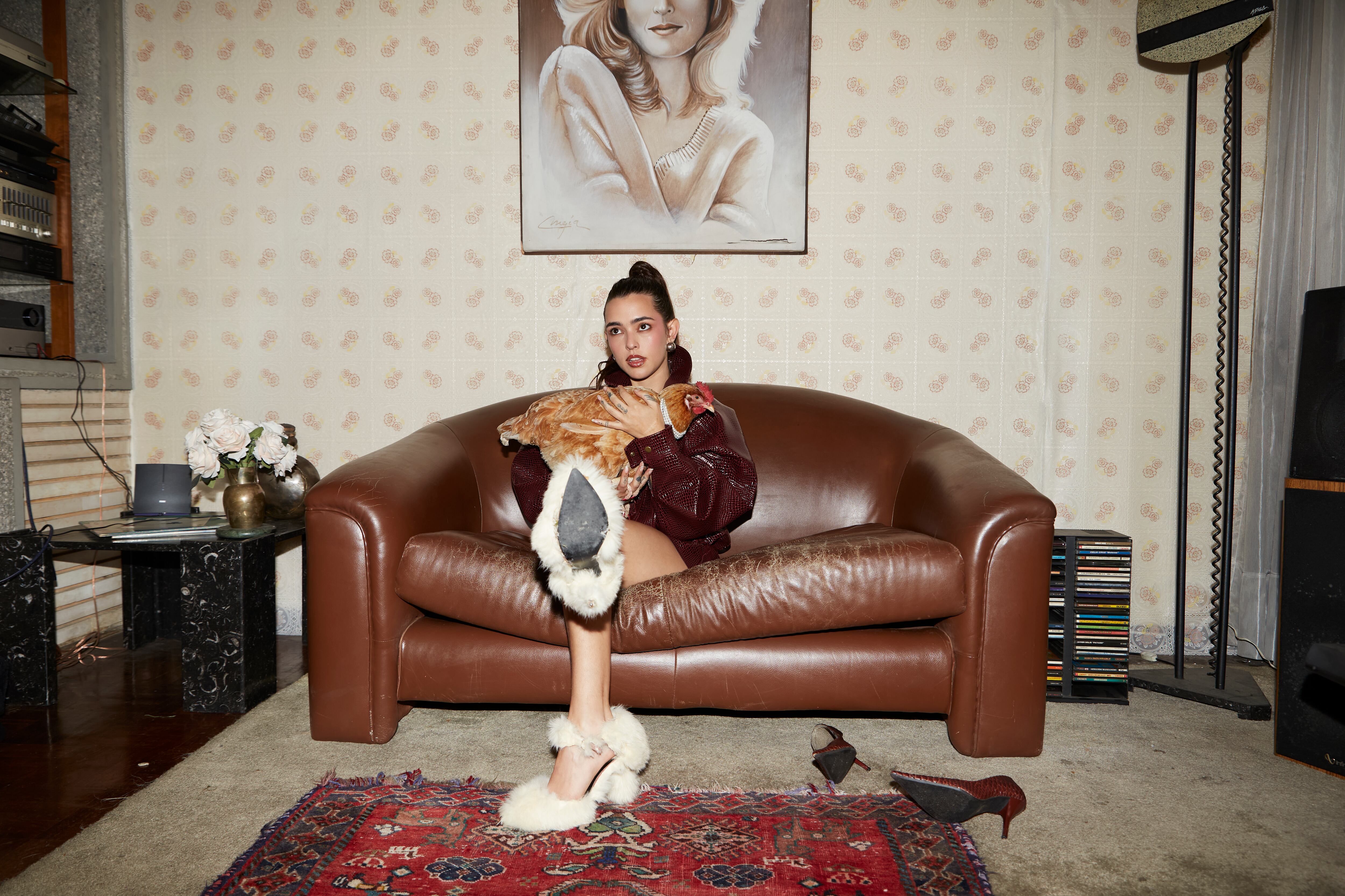 Lucy Vives estrenó ‘Mascacielo’, título de su primer lanzamiento en cuatro años.