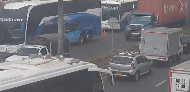 El vehículo varado afectó la movilidad en la zona.