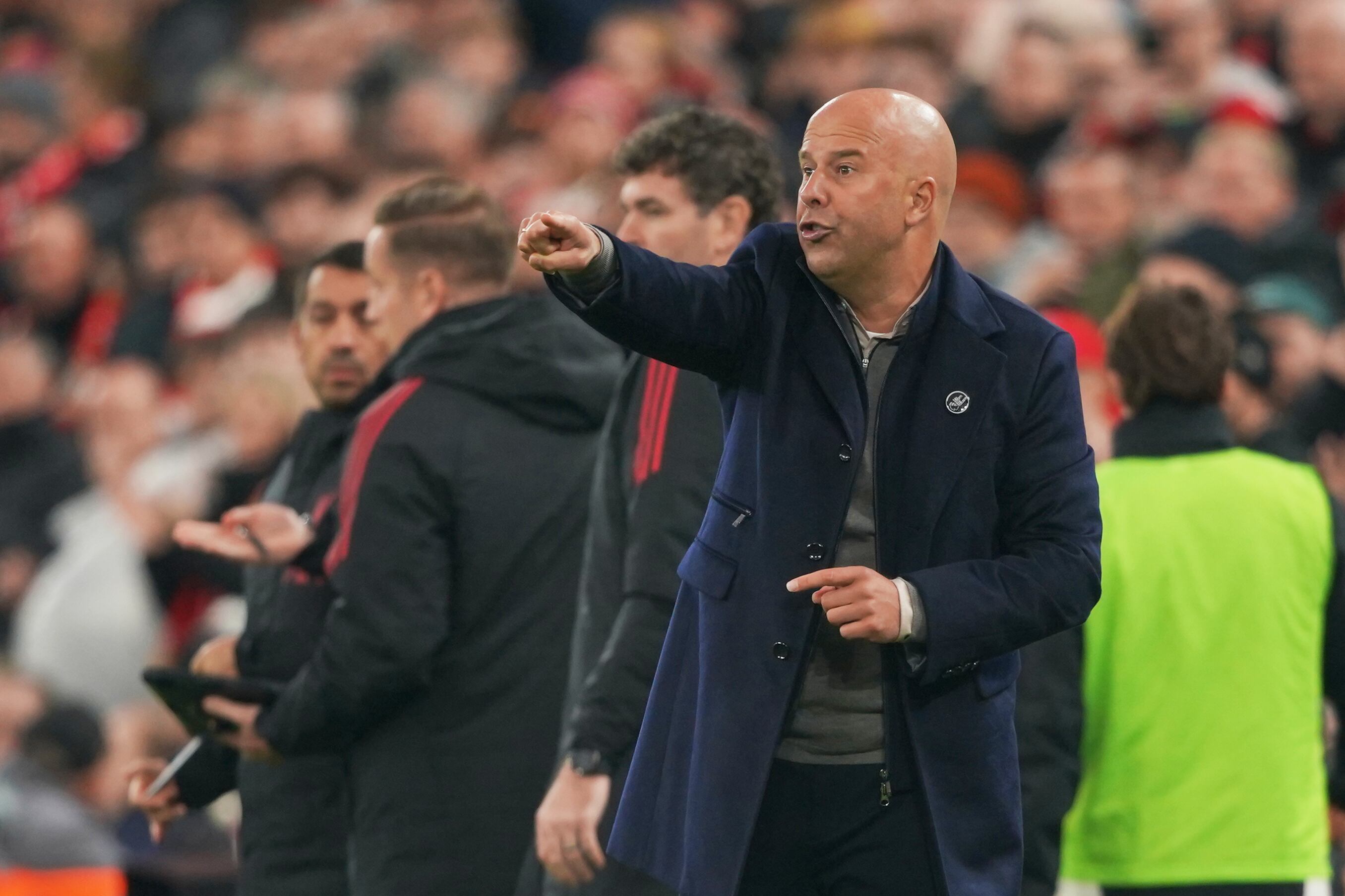 Arne Slot dirigiendo a Liverpool en la derrota contra Manchester United.