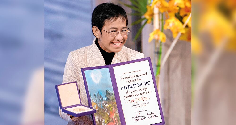 Ressa nació en Filipinas en 1963. De niña fue a Estados Unidos, donde terminó su colegio y se formó en la Universidad de Princeton. Regresó a su país y allá se enamoró del periodismo, “el teatro de la vida real”, como lo llama.