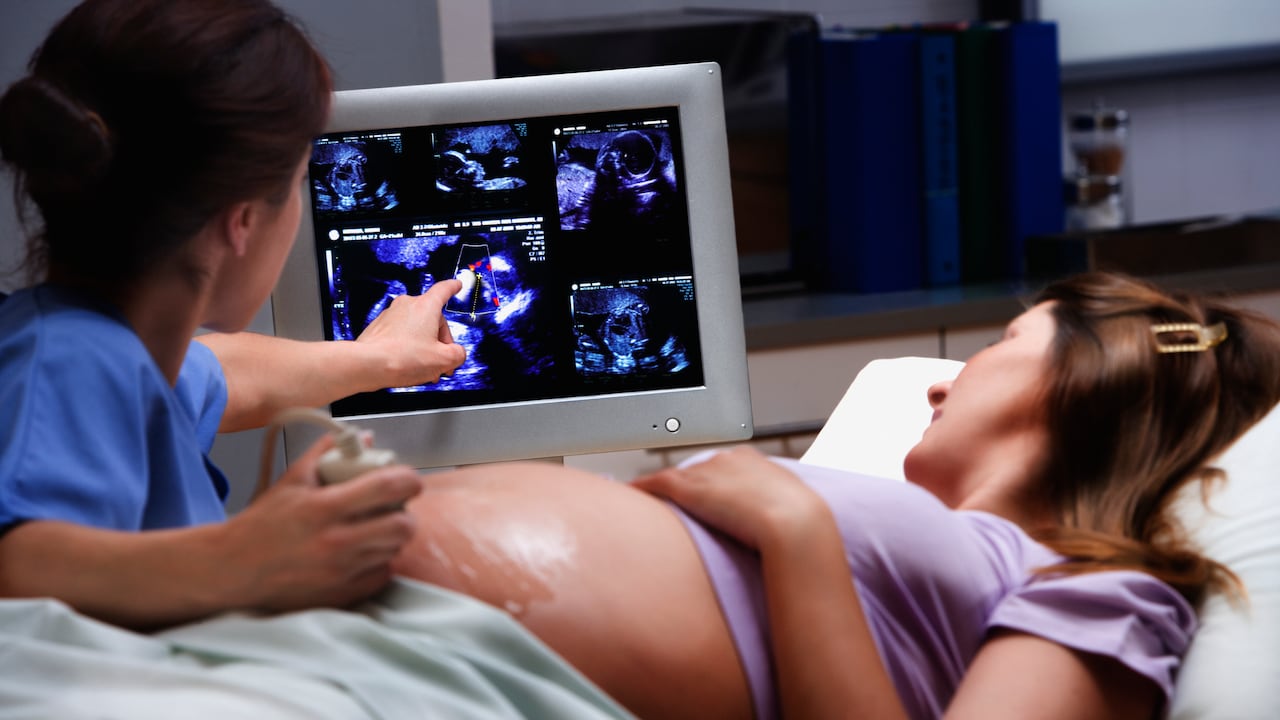 Una prueba de embarazo casera o de sangre puede indicar si la mujer está embarazada.