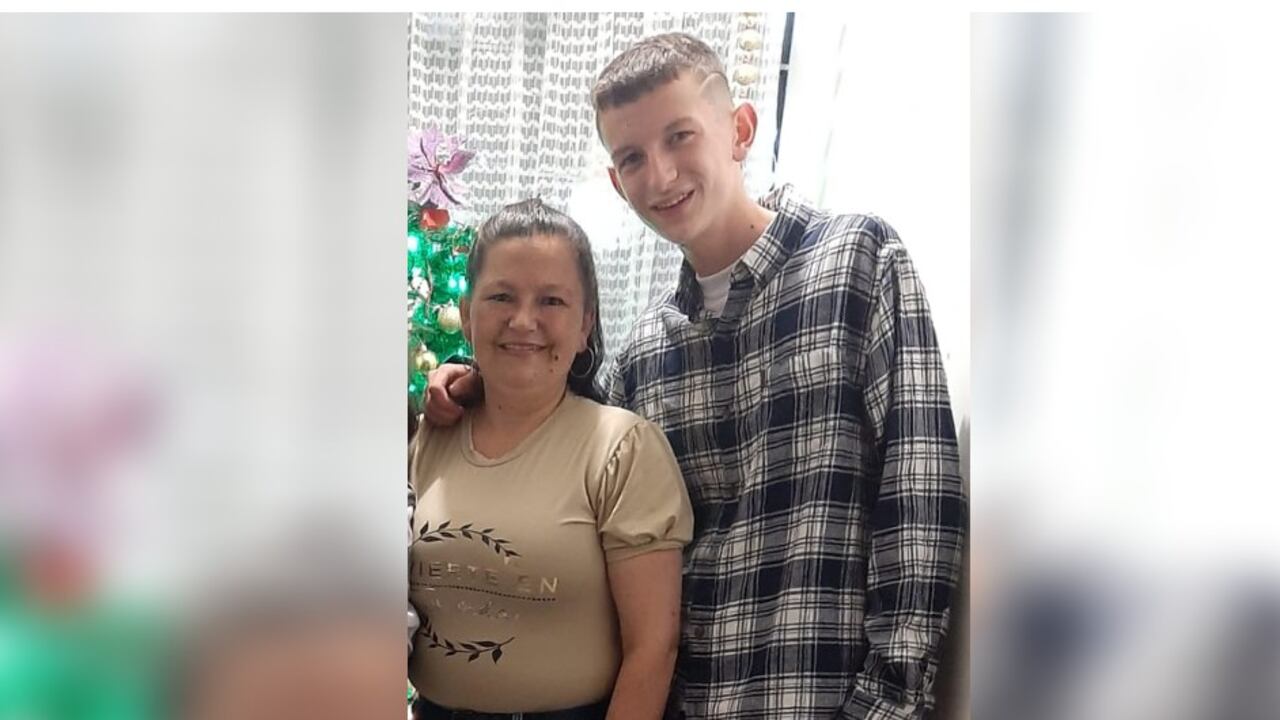 Claudia Ospina les ruega a las autoridades saber qué pasó en la madrugada del 13 de abril, cuando su hijo terminó desnudo y sin vida en la casa de un compañero del colegio.