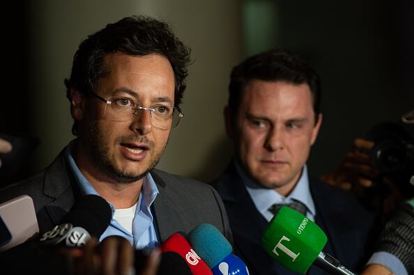 Fabio Wajngarten, exsecretario de Comunicación y actual abogado del expresidente de Brasil, Jair Bolsonaro, habla con la prensa después de una reunión con Bolsonaro sobre una solicitud de la Policía Federal para que el expresidente haga una declaración el 3 de mayo de 2023 en Brasilia, Brasil. . Esta mañana, la policía allanó la residencia de Bolsonaro como parte de una investigación sobre registros de vacunación contra el COVID-19 falsificados. Fueron detenidos los asistentes personales de Bolsonaro como presidente, Mauro Cid y Max Guilherme. (Foto de Andressa Anholete/Getty Images)