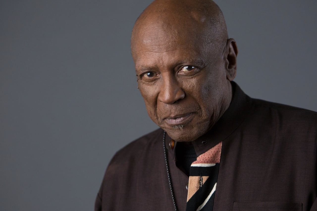 Louis Gossett Jr. posa para un retrato en Nueva York para promocionar el lanzamiento de "Roots: The Complete Original Series" en Bu-ray el 11 de mayo de 2016. Gossett Jr., el primer hombre negro en ganar un Oscar como actor de reparto y ganador del Emmy por su papel en la trascendental miniserie de televisión “Roots”, falleció.