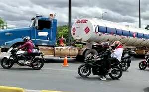 Vehículo varado tipo tractocamión en la localidad de Kennedy, en la Av. Américas con carrera 71, sentido Oriente - Occidente.