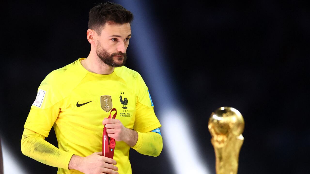 La reacción de Lloris luego de recibir la medalla de plata en el Mundial de Qatar 2022