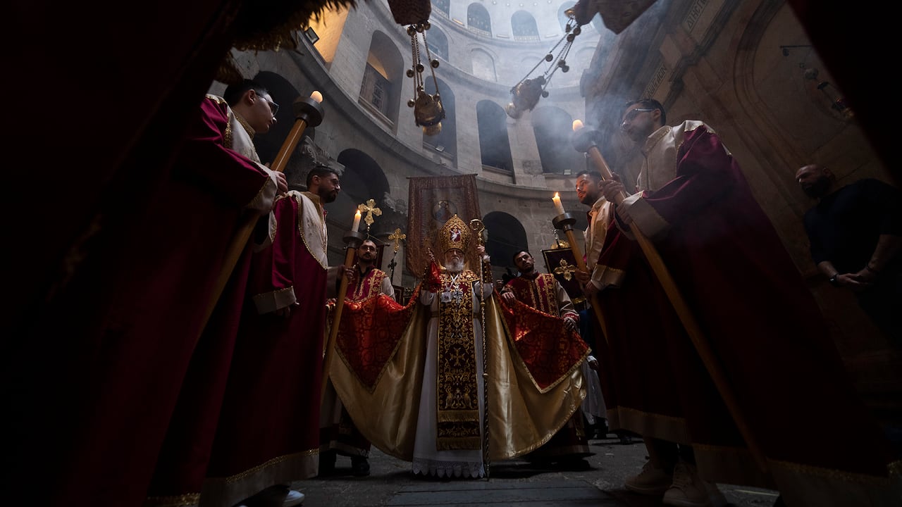 El clero cristiano ortodoxo conmemora el Domingo de Ramos en la Iglesia del Santo Sepulcro, un lugar donde los cristianos creen que Jesucristo fue crucificado, sepultado y resucitado, en Jerusalén, el domingo 17 de abril de 2022. Foto AP/Oded Balilty