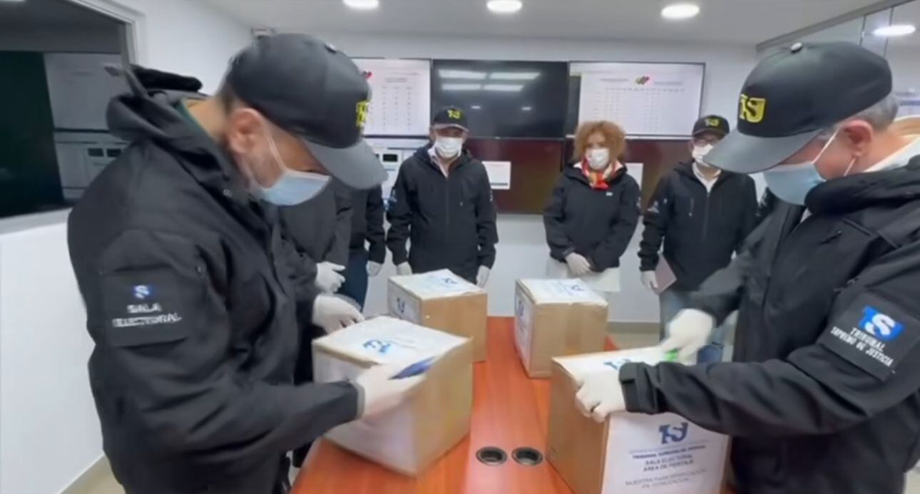 Miembros del TSJ abren las cajas que contienen las actas de votación