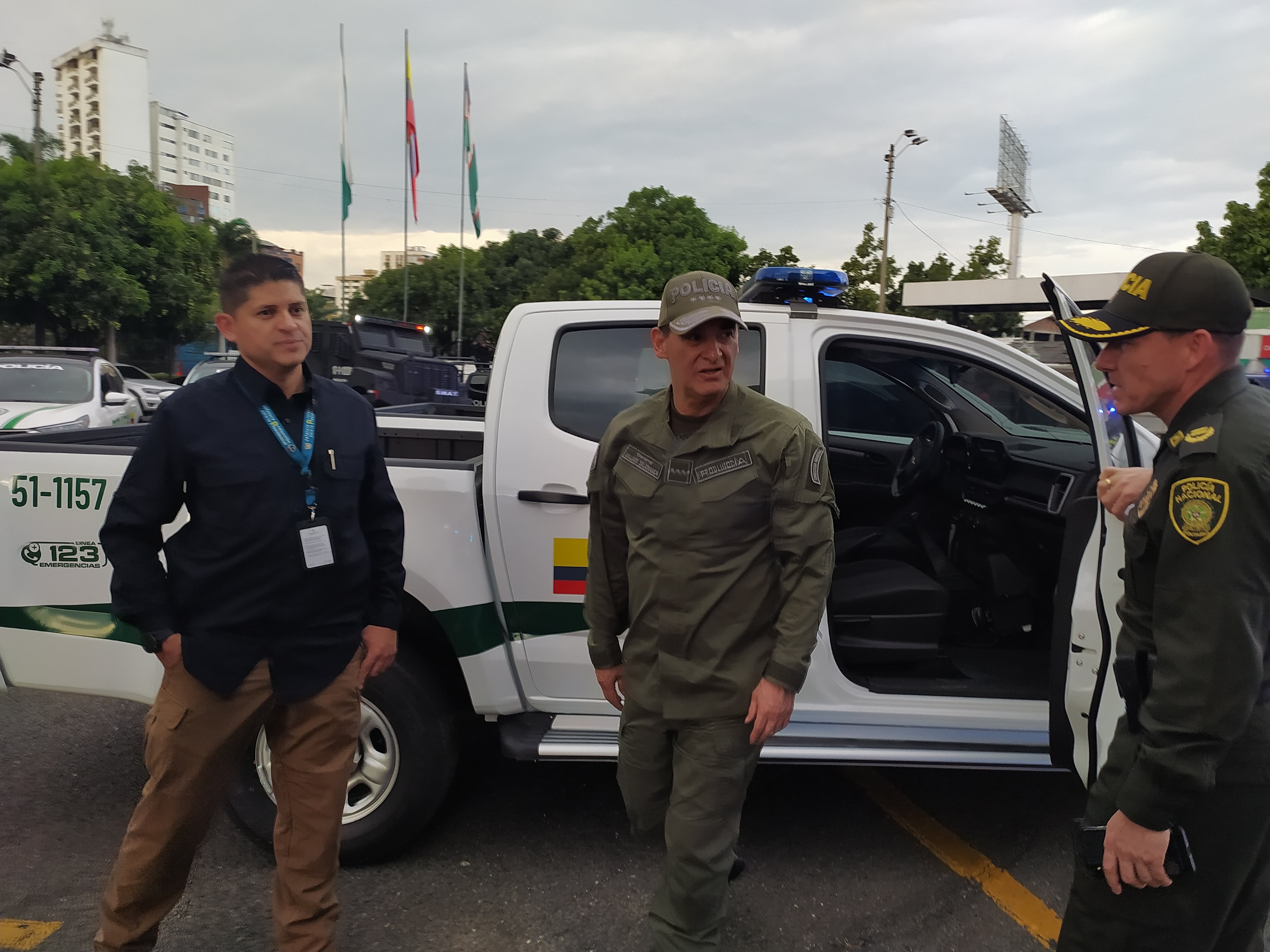El Director General de la Policía, William Salamanca, realizó una visita al comando de la Policía Metropolitana de la capital del Valle, para verificar el nuevo parque automotor. Estos vehículos servirán para robustecer la seguridad en Cali durante la realización de la COP 16. Foto Jorge Orozco / El País