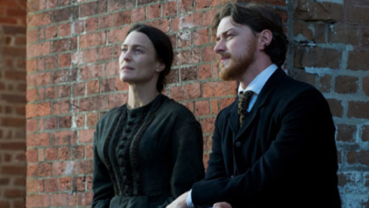 El abogado Frederick Aiken (James McAvoy) defiende contra sus principios a la madre de uno de los conspiradores: Mary Surratt (Robin Wright).