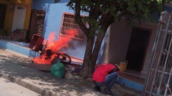 A joven se le prendió la moto en Valledupar.