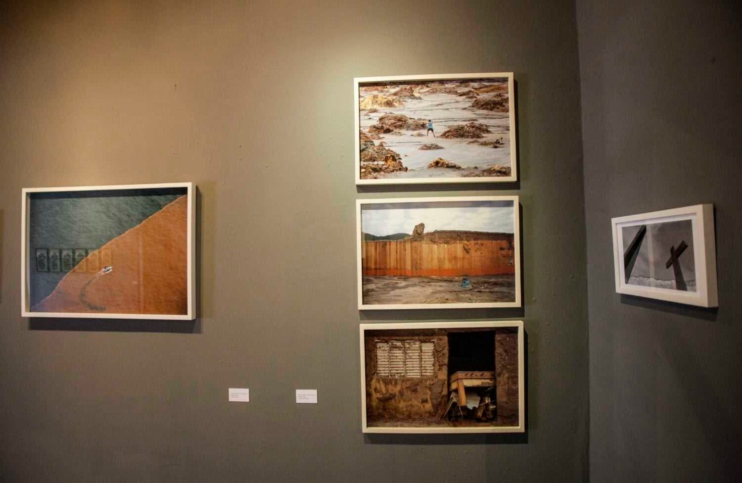 Este grupo de fotografías son de dos reporteros gráficos de Belo Horizonte que lograron llegar al deslave de la piscina química que destruyó pueblos y acabó un rio en Minas Gerais, Brasil. “Era importante en esta muestra contar con una base testimonial que mostrara el fondo del problema y qué mejor que hacerlo con un país vecino”, menciona Rueda. 