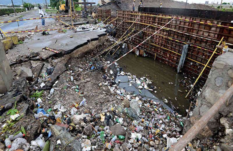 Destrozos materiales y una persona desaparecida en Kingston, Jamaica. Fotografía vía: Ricardo Makyn / AFP