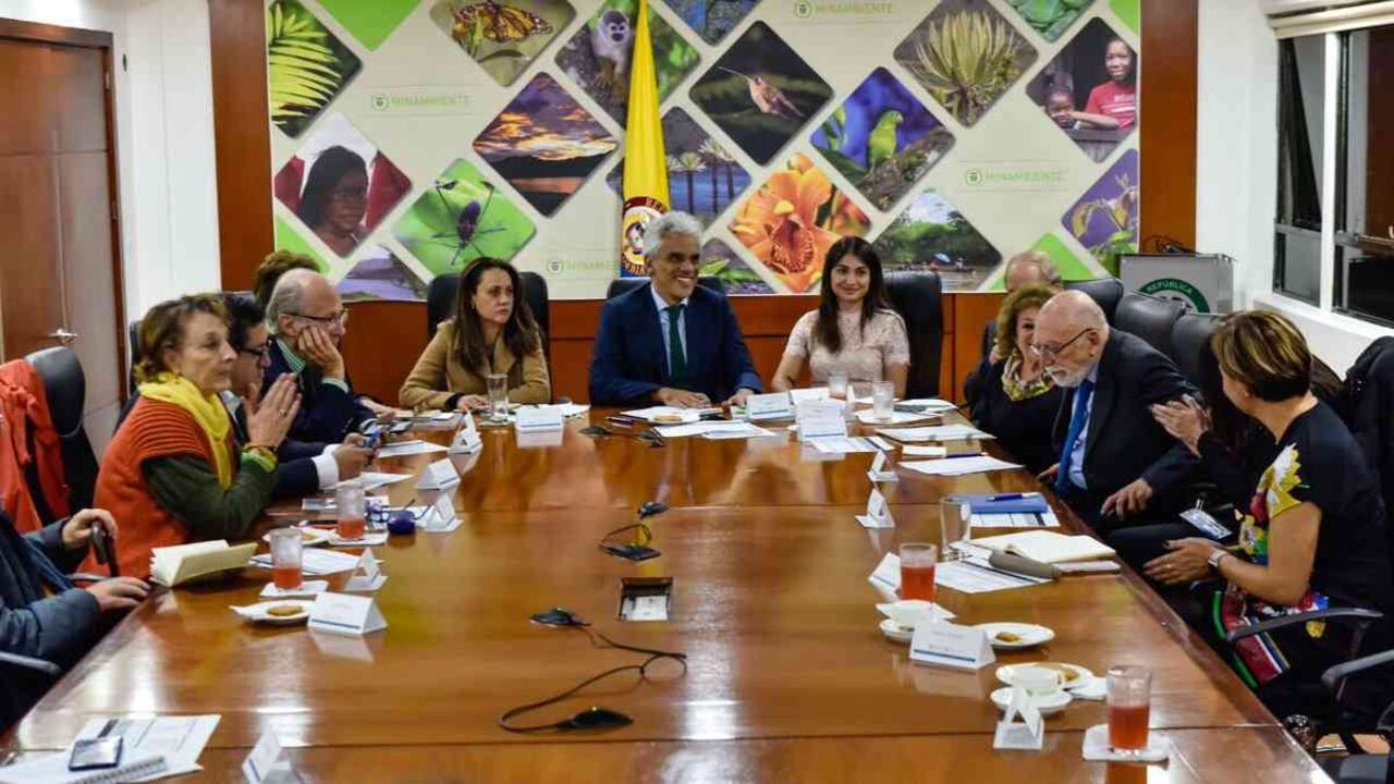 El ministro de Ambiente, Ricardo Lozano, se reunió con varios expertos y ambientalistas para hablar sobre el futuro del medio ambiente en Colombia. Foto: Ministerio de Ambiente.