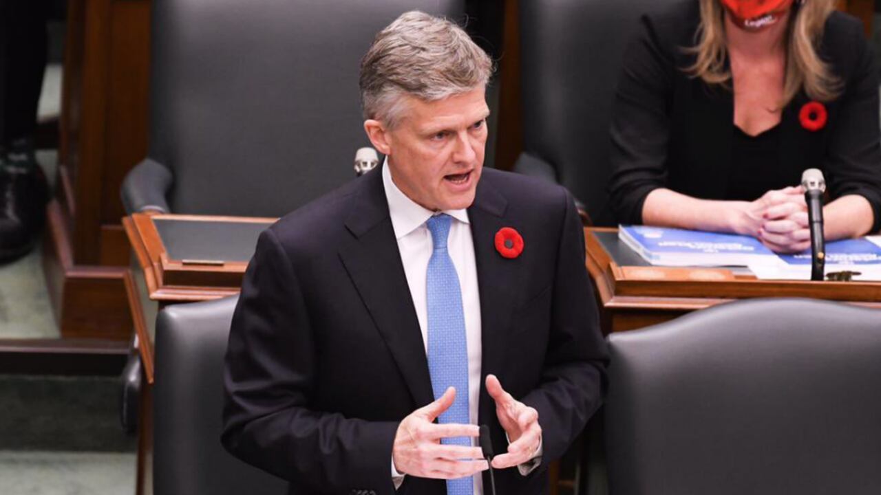 Rod Phillips, ministro en Canadá destituido por irse de vacaciones en pleno coronavirus