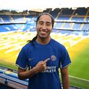 Mayra Ramírez con el Stamford Bridge de fondo