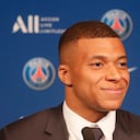 Kylian Mbappé sonríe durante la rueda de prensa en la que confirma las razones de su renovación con el PSG