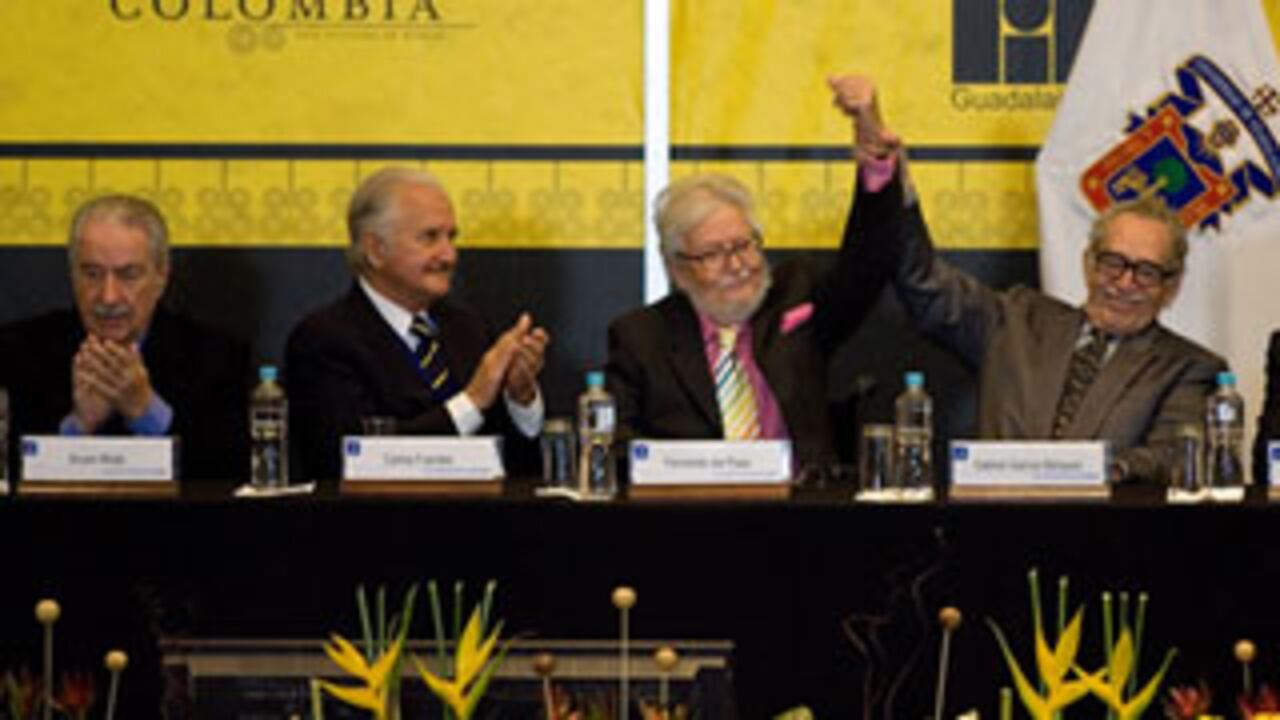 Carlos Fuentes aplaude a Fernando del Paso, mientras Gabriel García Márquez le levanta el brazo al escritor homenajeado.