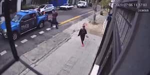 El sujeto estaba persiguiendo a la mujer para matarla, pero un policía lo impidió.