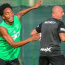 Johan Mojica, defensor colombiano en entrenamiento con Elche