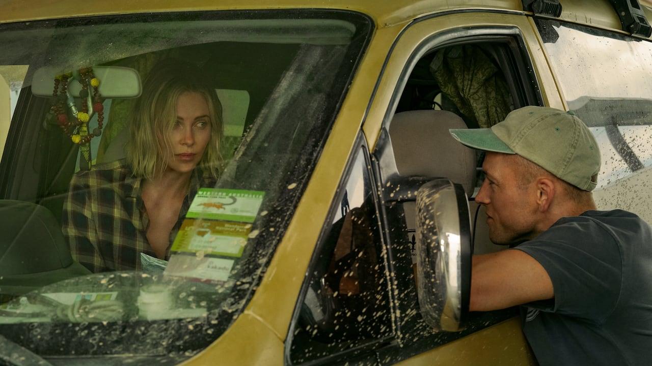 Charlize Theron como Sasha y Taron Egerton como Ben en APEX.