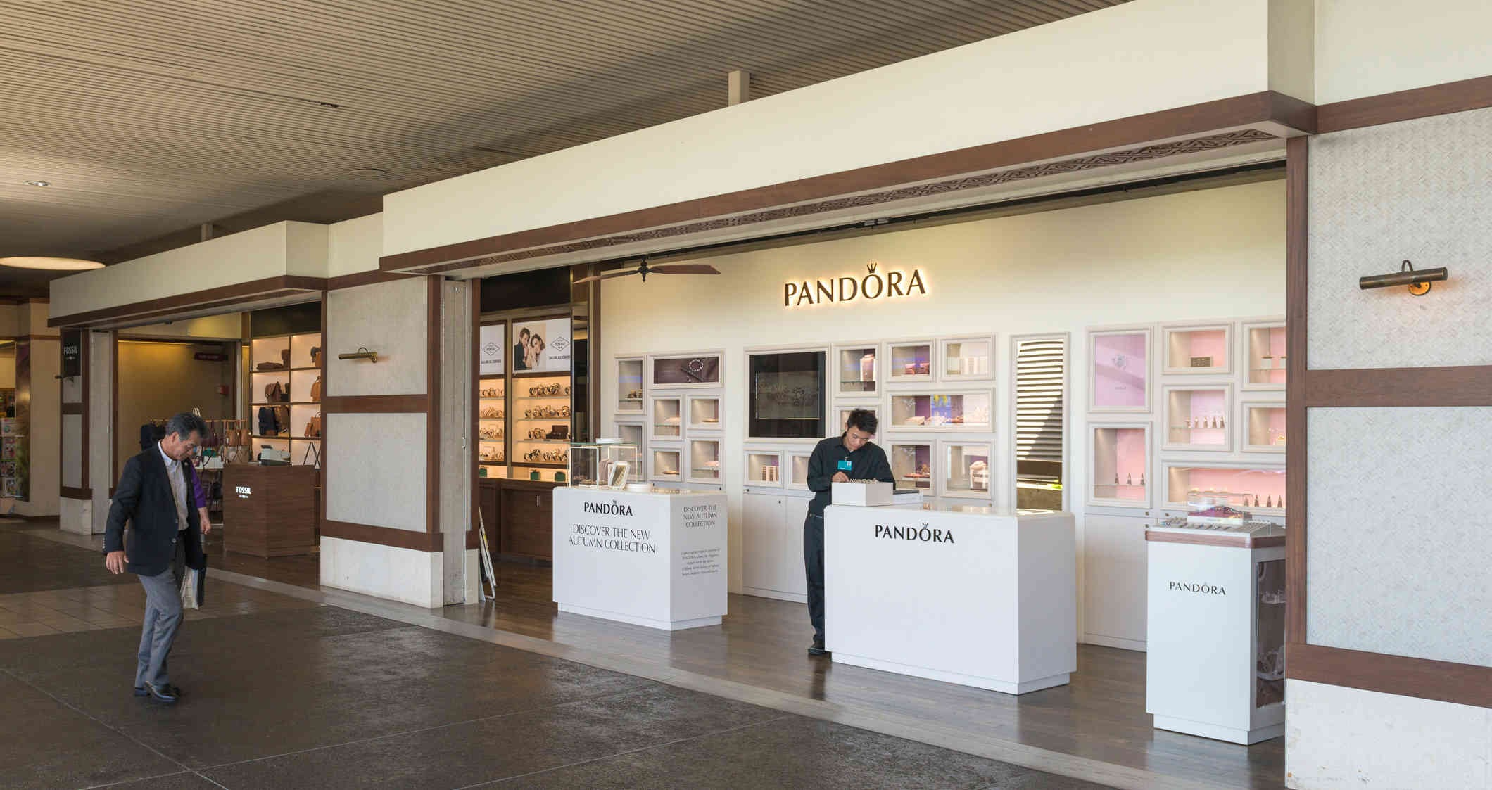 La compañía también anunció que iniciará un programa de recompra de acciones.