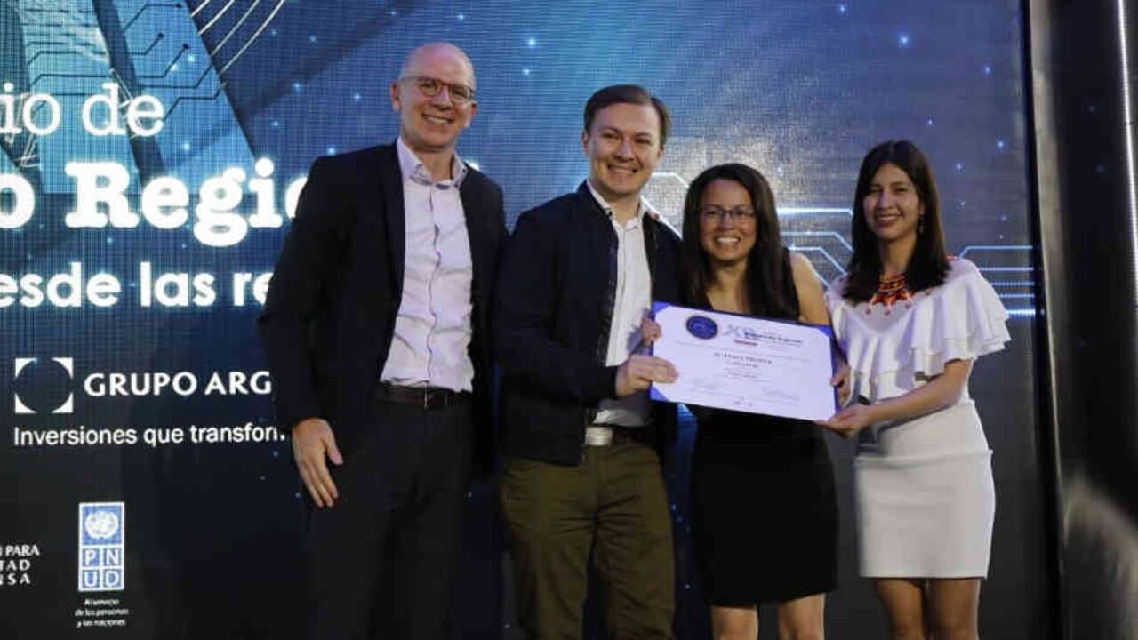 Alejandro Santos, director de SEMANA, hizo entrega del reconocimiento a los ganadores de la categoría en Mejor Reportaje Escrito.