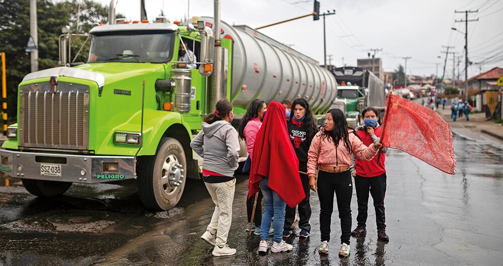 Los bloqueos y cierres viales les pasan una muy costosa factura a millones de familias y empresas. 