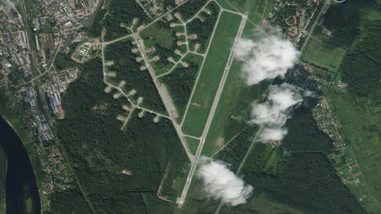 Una imagen satelital muestra la base aérea en Pskov, después de lo que Kiev confirmó que fue un ataque con drones.