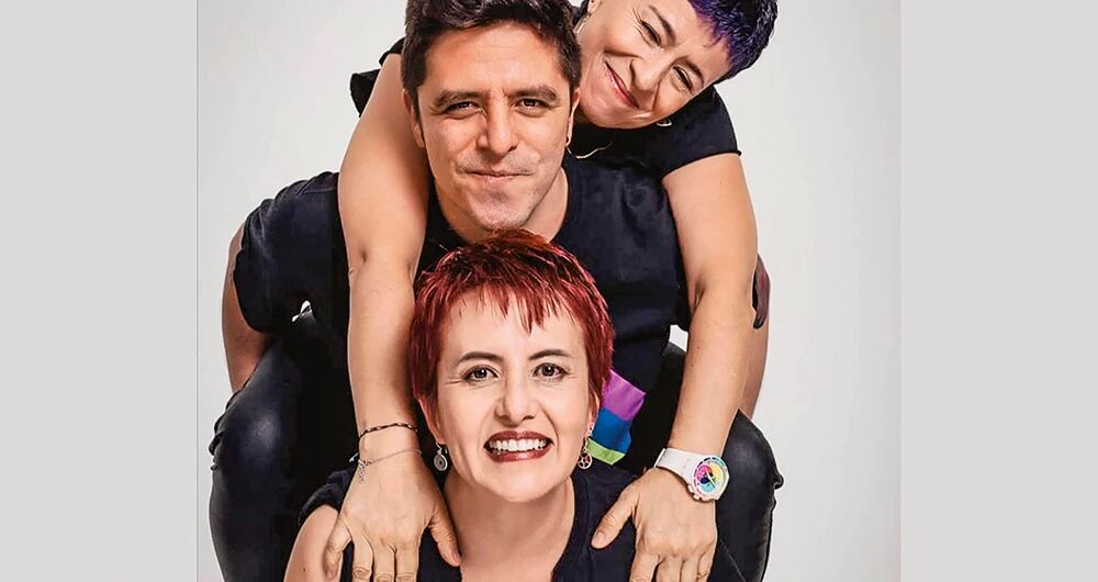 Marcela rojas y Adriana GonzálezSu unión fue el primer matrimonio igualitario en Colombia. Las acompaña su hijo David Arteaga.