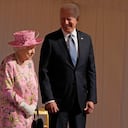 El presidente Joe Biden y la primera dama Jill Biden sonríen mientras están de pie con la reina Isabel II de Gran Bretaña viendo pasar a una Guardia de Honor antes de su reunión en el Castillo de Windsor cerca de Londres, el 13 de junio de 2021.