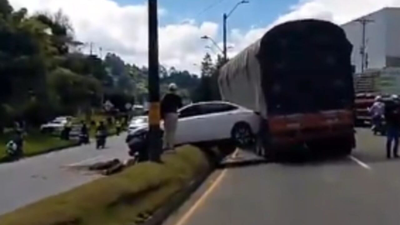 Una persona perdió la vida en un accidente de tránsito en la Autopista Medellín – Bogotá.
