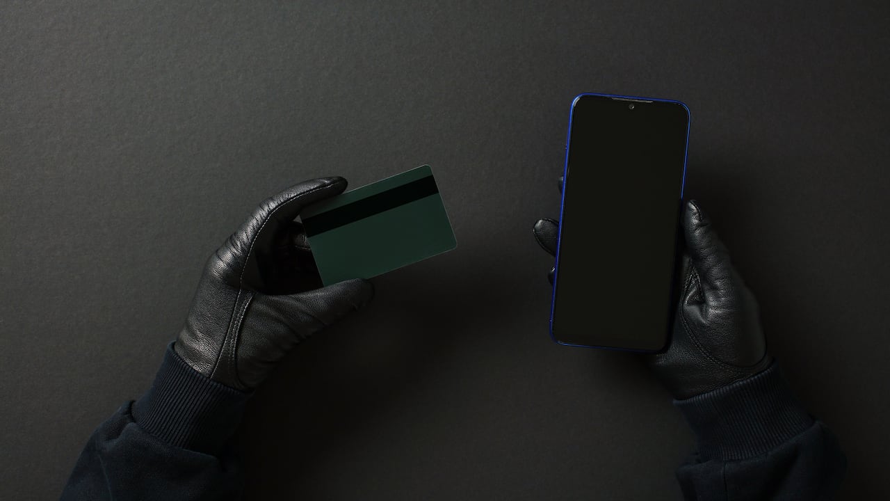 La pérdida de señal en el celular podría ser el inicio de un fraude bancario.