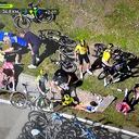 Así se ve parte del pelotón que se cayó en una curva, a 34 kilómetros de la meta, en la etapa cuatro de la Vuelta al País Vasco 2024.