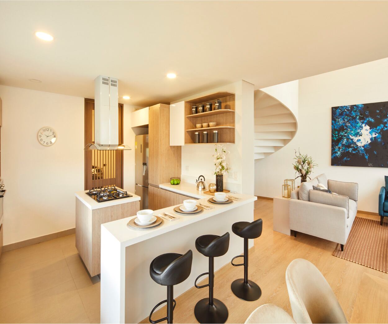 El interior de las casas está enmarcado por una escalera de caracol y espacios integrados.