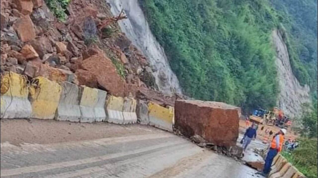 La vía duró con cierre total cuatro horas.