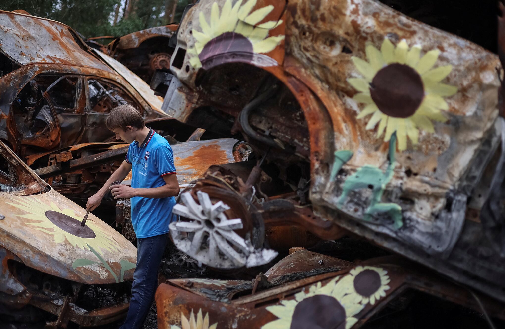 En imágenes : Artistas pintan girasoles sobre restos de guerra en Ucrania