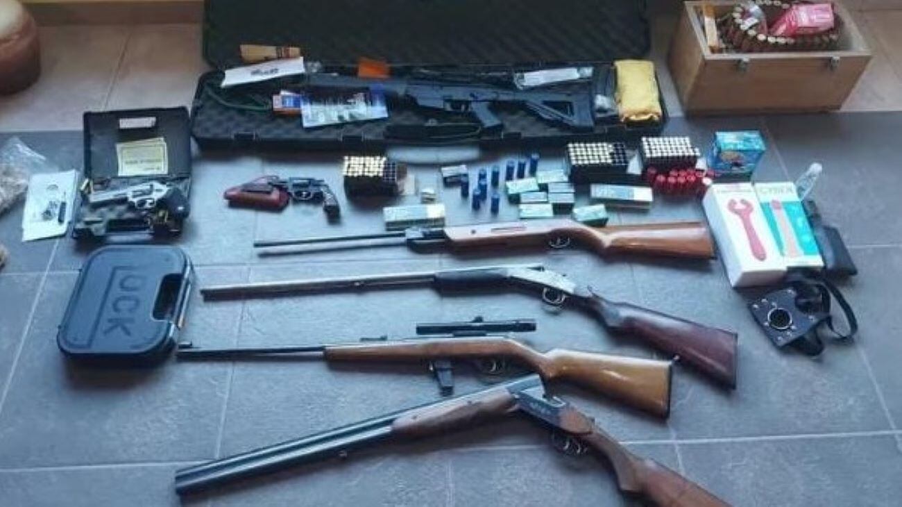 De acuerdo con el reporte, durante el operativo, fueron encontradas siete armas de fuego, por lo que se anunció una indagación adicional.