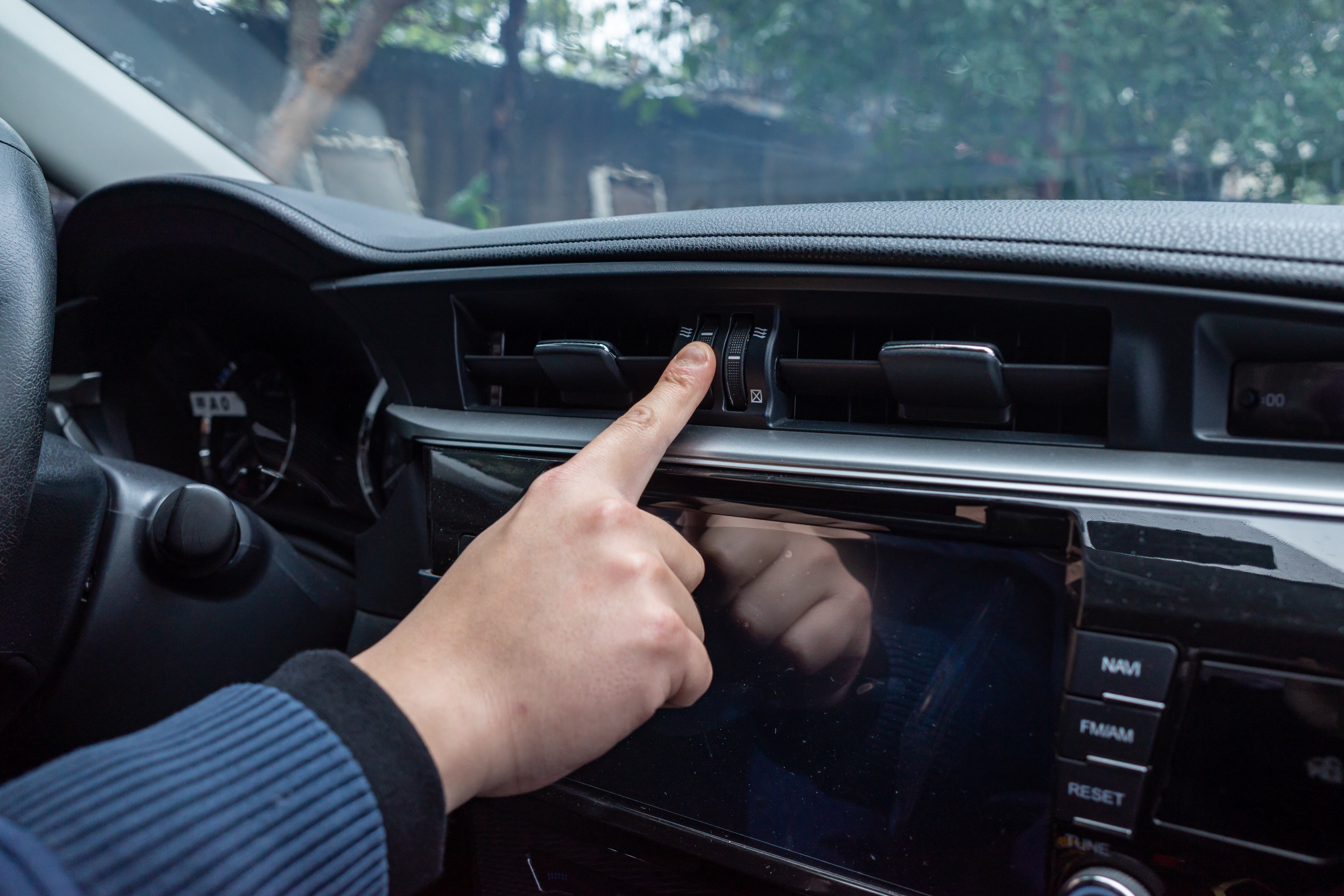 Los vidrios eléctricos pueden presentar ruidos o movimientos; si esto sucede, se debe acudir al mecánico.