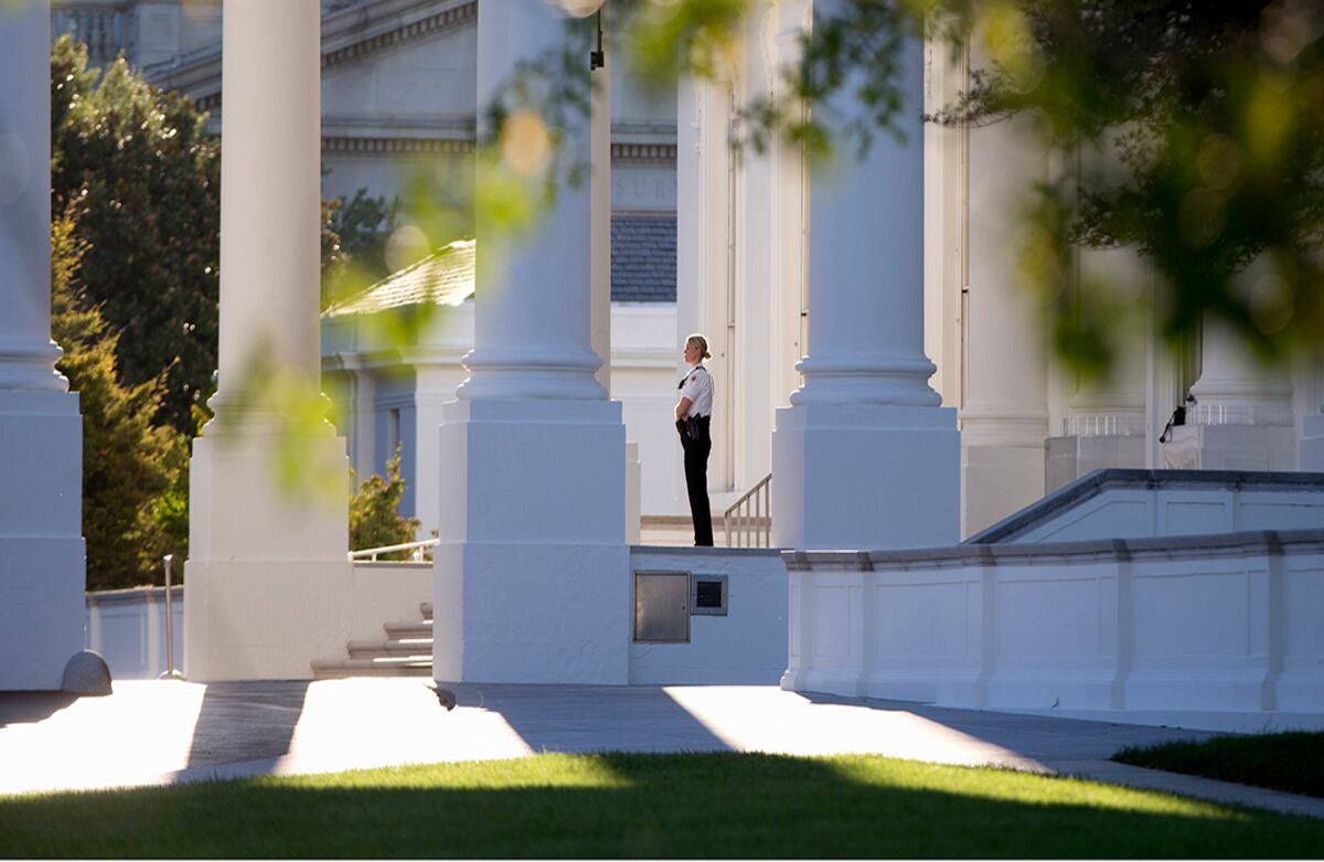 El pasado viernes un hombre violó fácilmente la seguridad de la Casa Blanca, logrando entrar a la mansión presidencial. En la foto, un miembro del Servicio Secreto cuida la entrada norte de la Casa Blanca como parte del ahora reforzado esquema de seguridad. (AP)
