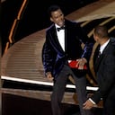 Will Smith aparece abofeteando a Chris Rock en el escenario durante la 94ª edición de los Premios de la Academia en el Teatro Dolby el 27 de marzo de 2022 en Hollywood, California. Foto: Neilson Barnard/Getty Images.