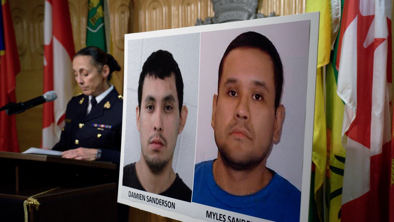 La comisaria adjunta Rhonda Blackmore habla junto a fotografías de Damien Sanderson y Myles Sanderson durante una conferencia de prensa en el cuartel de la División "F" de la Real Policía Montada, el domingo 4 de septiembre de 2022, en Regina, provincia de Saskatchewan, Canadá. La policía dice que ambos presuntamente apuñalaron y mataron a varias personas en diversos sitios, y se encuentran prófugos. (Michael Bell/The Canadian Press vía AP)