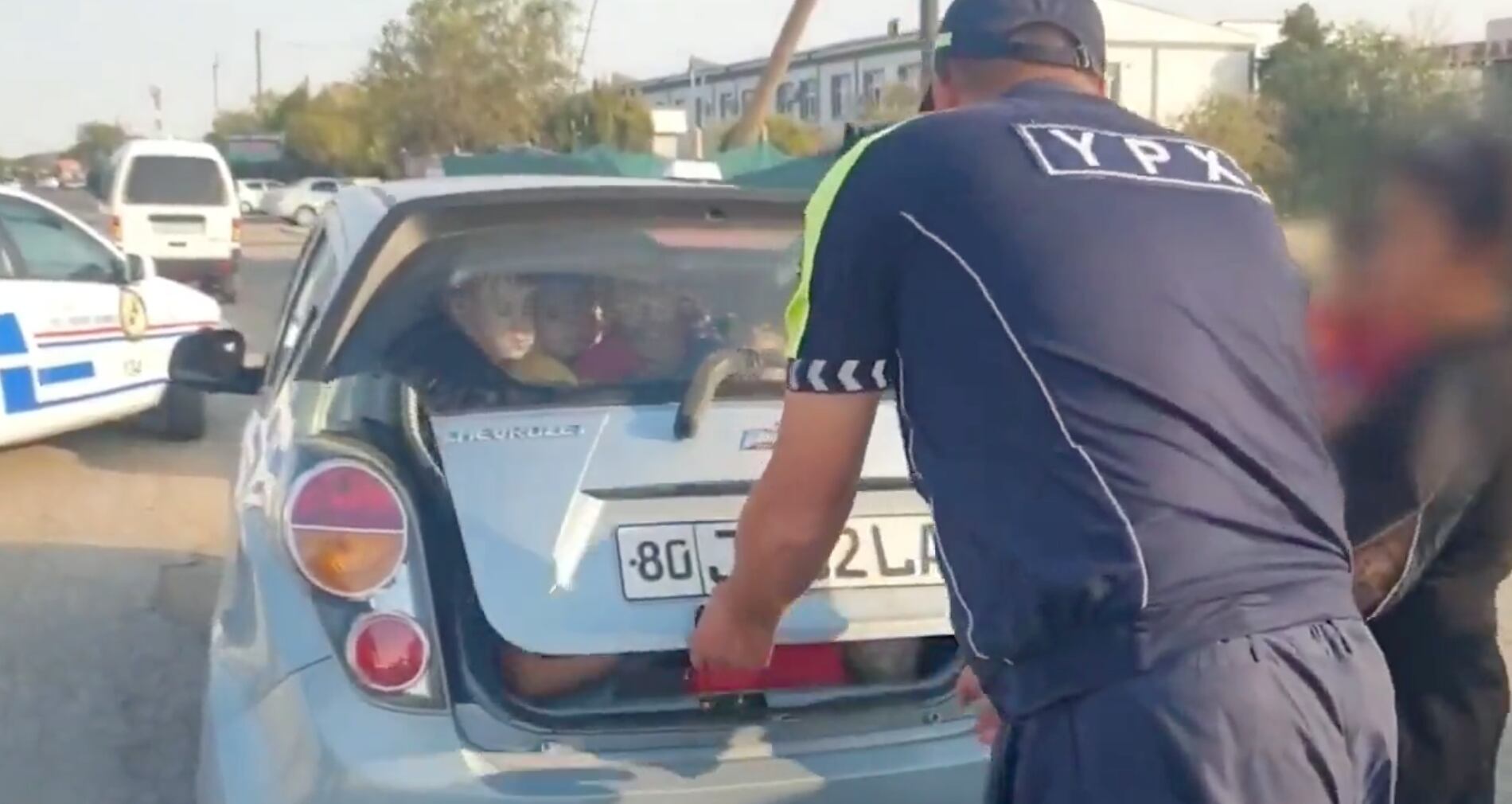 Las autoridades de Uzbekistán detuvieron un pequeño vehículo con 25 niños en u interior.