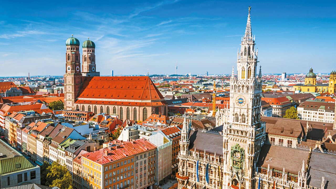 Marienplatz. En la Plaza de María se erige el voluptuoso Nuevo Ayuntamiento bajo una fachada neogótica y una torre imponente de 85 metros. Su infinidad de detalles, decorados y sombrías gárgolas son una invitación a contemplar su belleza en una de las terrazas de la villa.