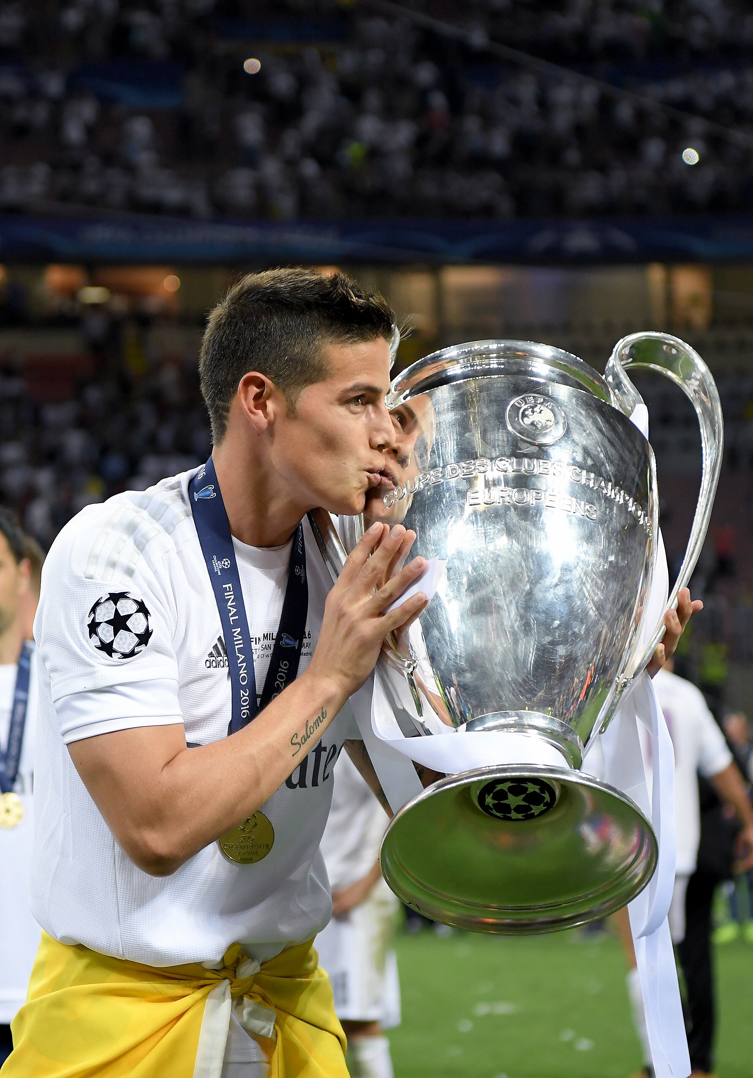 James Rodríguez con el trofeo de la Champions League