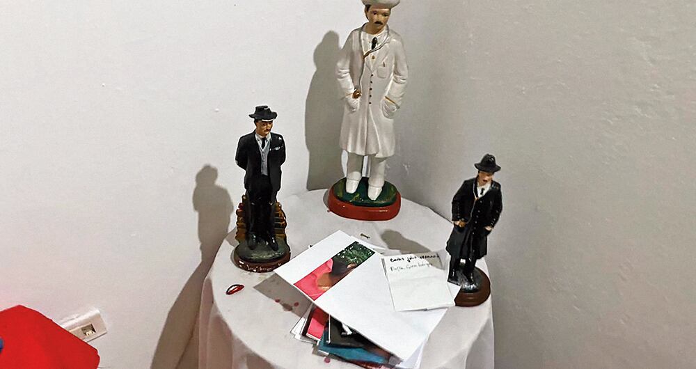 Las personas que están en las fotos, al parecer, son las mismas víctimas de la organización criminal a quienes iban dirigidos los oscuros rituales que hacían en este santuario de El Mesa. 