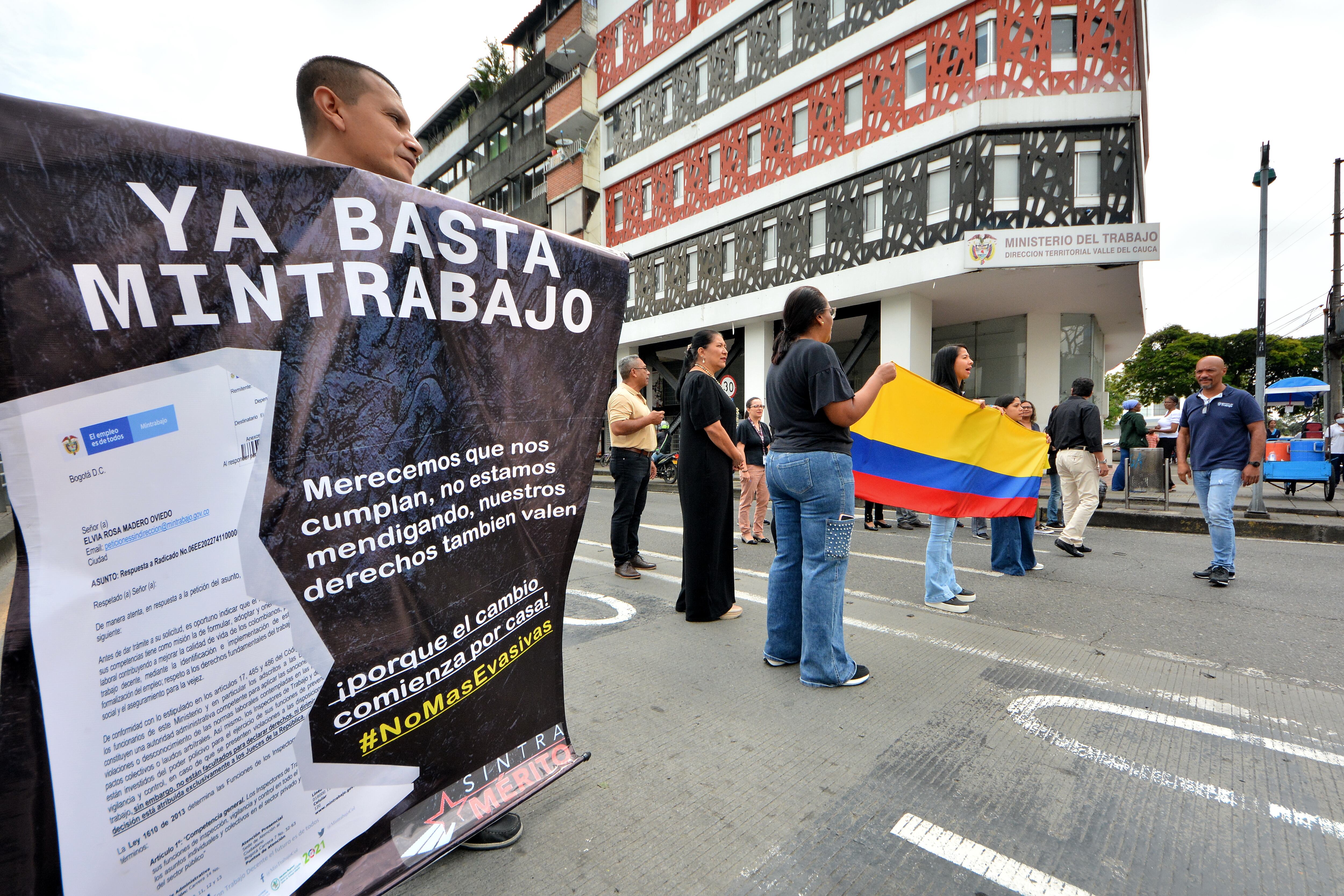 Trabajadores del sindicato del Ministerio del Trabajo seccional Cali, realizan un plantón frente a las oficinas del ministerio del trabajo, por el incumplimiento de los acuerdos laborales.