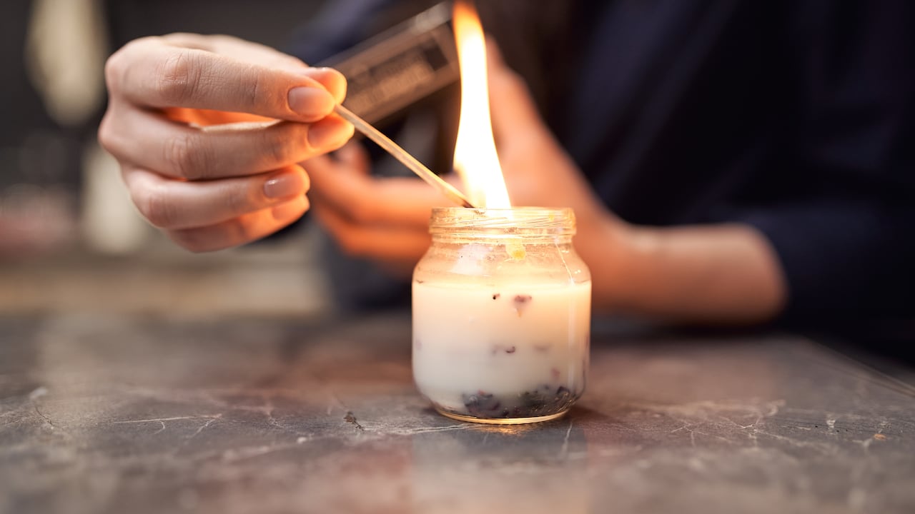 Las velas aromáticas emanan un aroma agradable para las personas.
